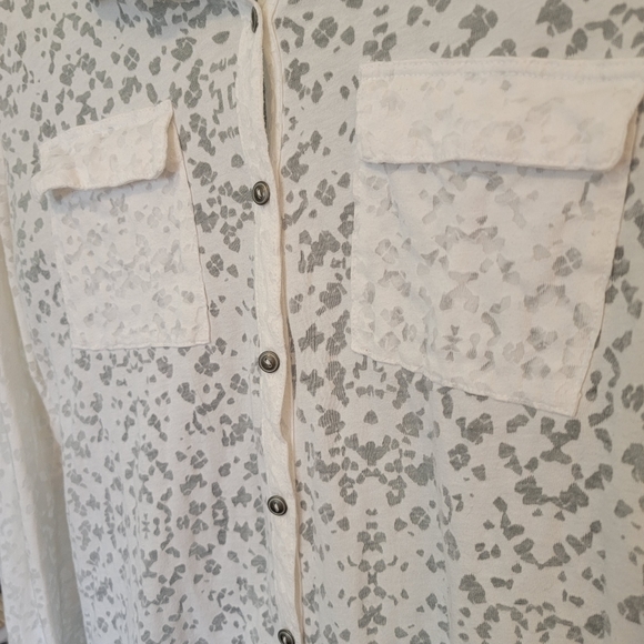 Eddie Bauer Shear Button up Top - Picture 2 of 8